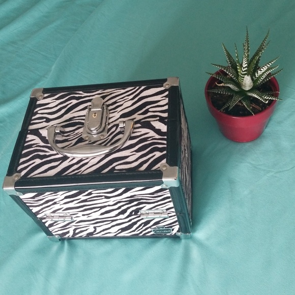 !SOLD!Chic multi-purpose travel/organization cuddy - Picture 2 of 5